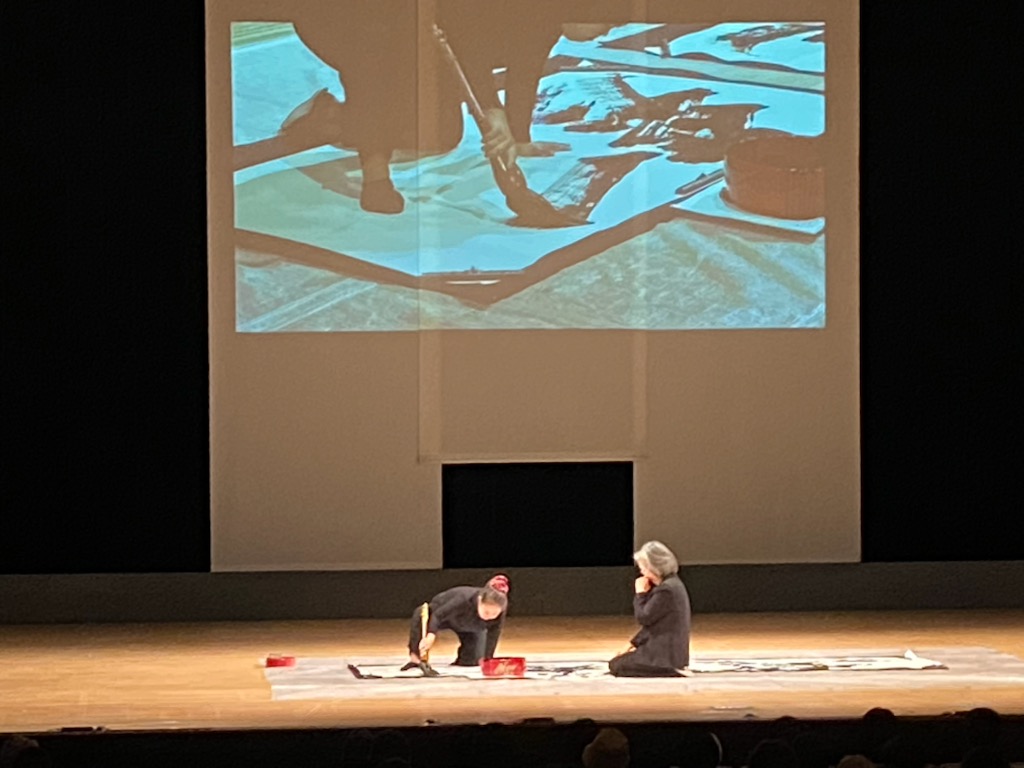 金澤翔子さん×金澤泰子さん揮毫パフォーマンス＆母娘トークショーが、11月11日（土）に、松任文化会館ピーノ大ホールで開催され、大変多くの観客に